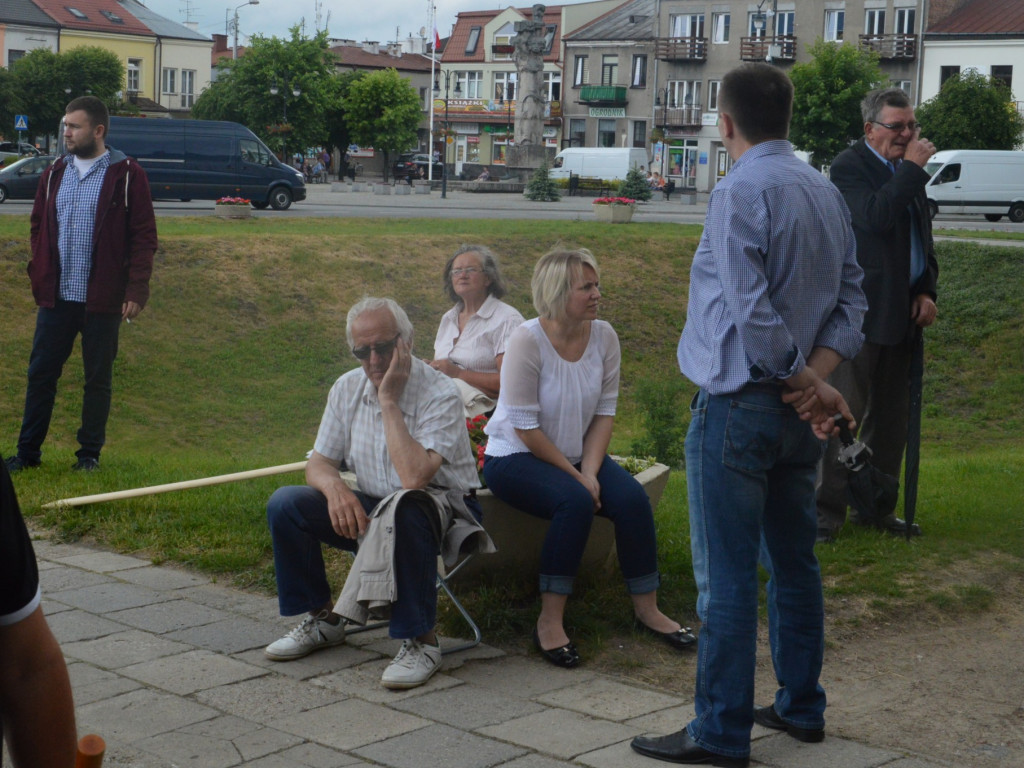 Radzyniacy oczekiwali i witali prezydenta RP na dziedzińcu pałacowym