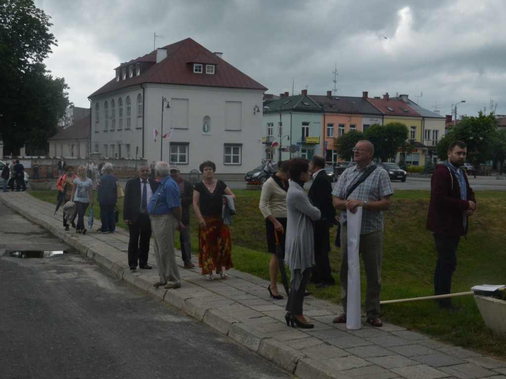 Radzyniacy oczekiwali i witali prezydenta RP na dziedzińcu pałacowym