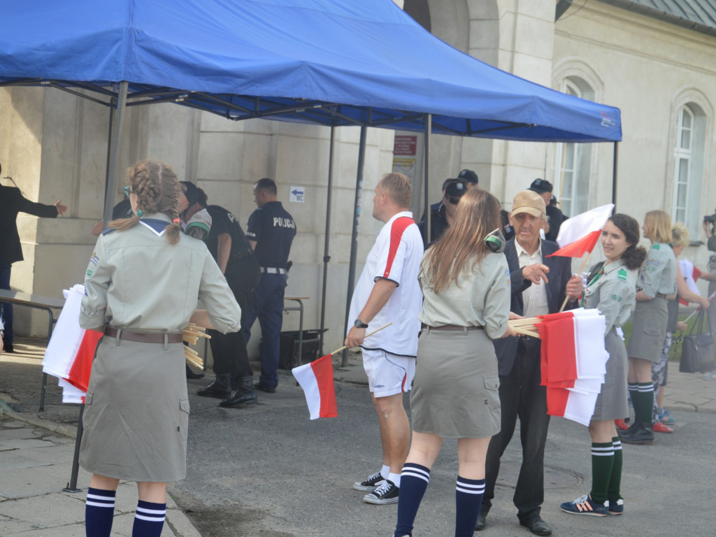 Radzyniacy oczekiwali i witali prezydenta RP na dziedzińcu pałacowym