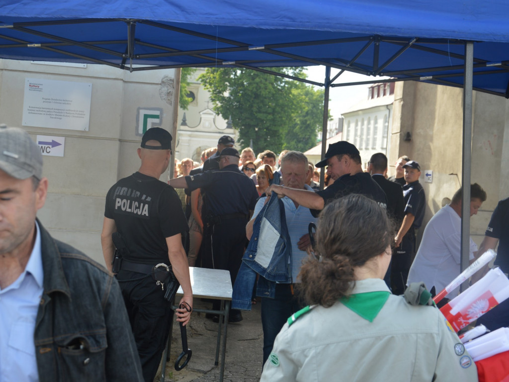 Radzyniacy oczekiwali i witali prezydenta RP na dziedzińcu pałacowym