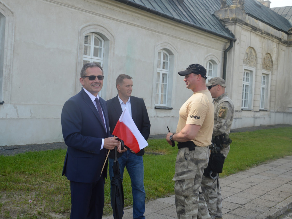 Radzyniacy oczekiwali i witali prezydenta RP na dziedzińcu pałacowym