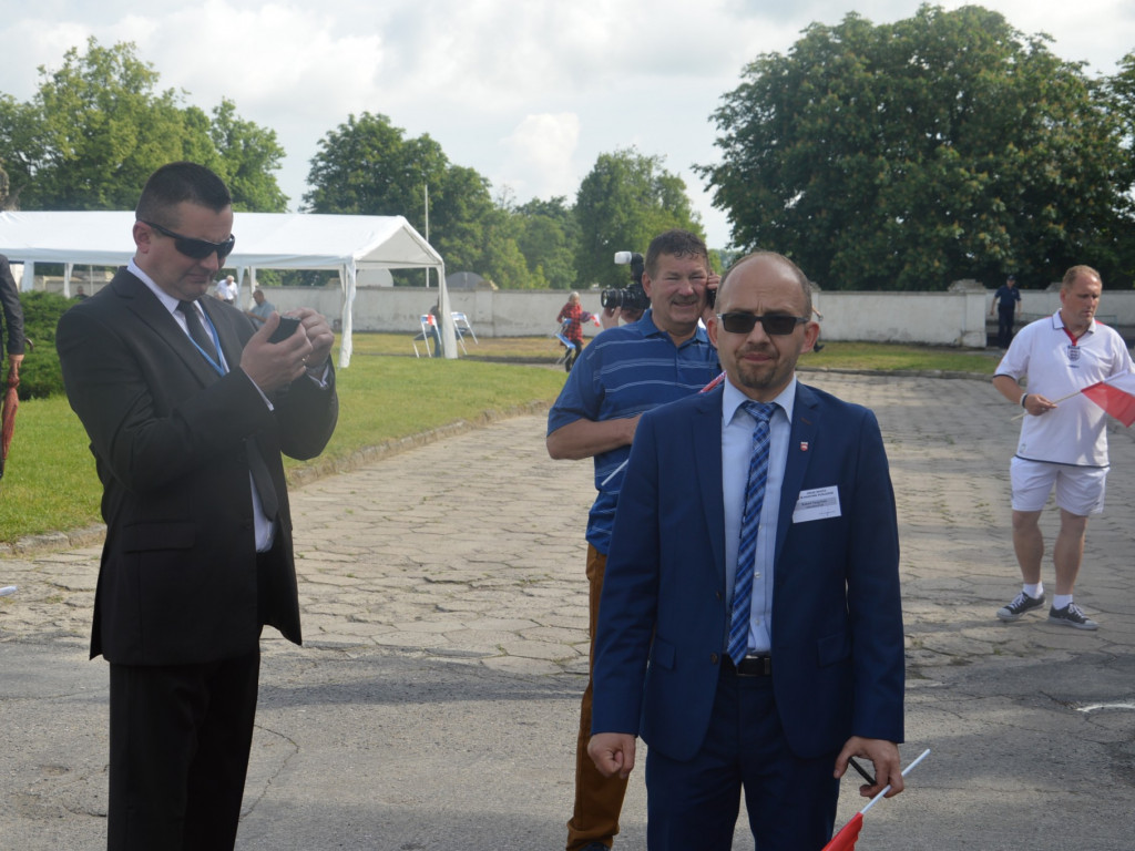 Radzyniacy oczekiwali i witali prezydenta RP na dziedzińcu pałacowym