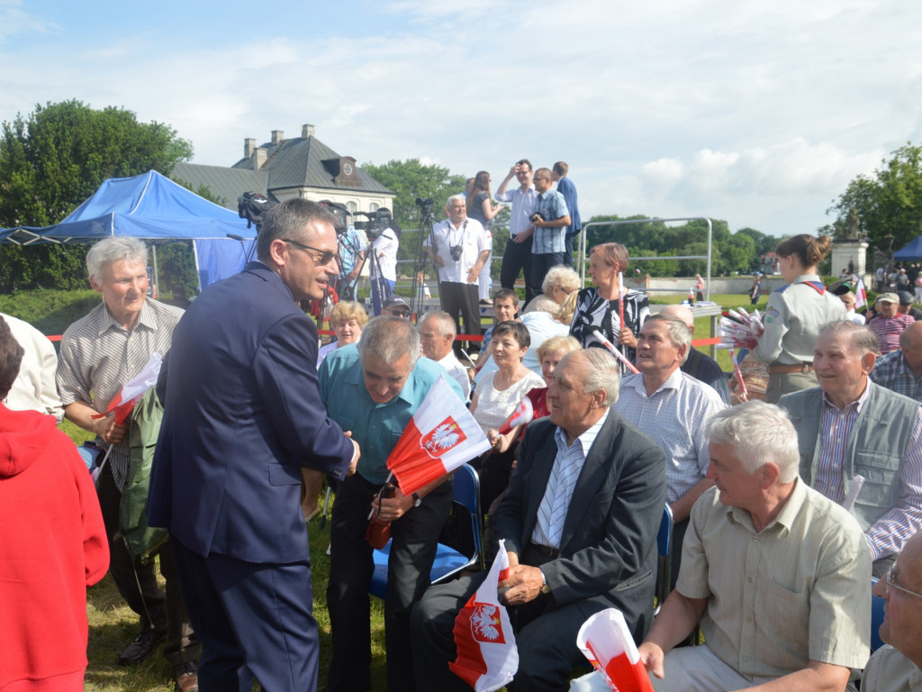 Radzyniacy oczekiwali i witali prezydenta RP na dziedzińcu pałacowym