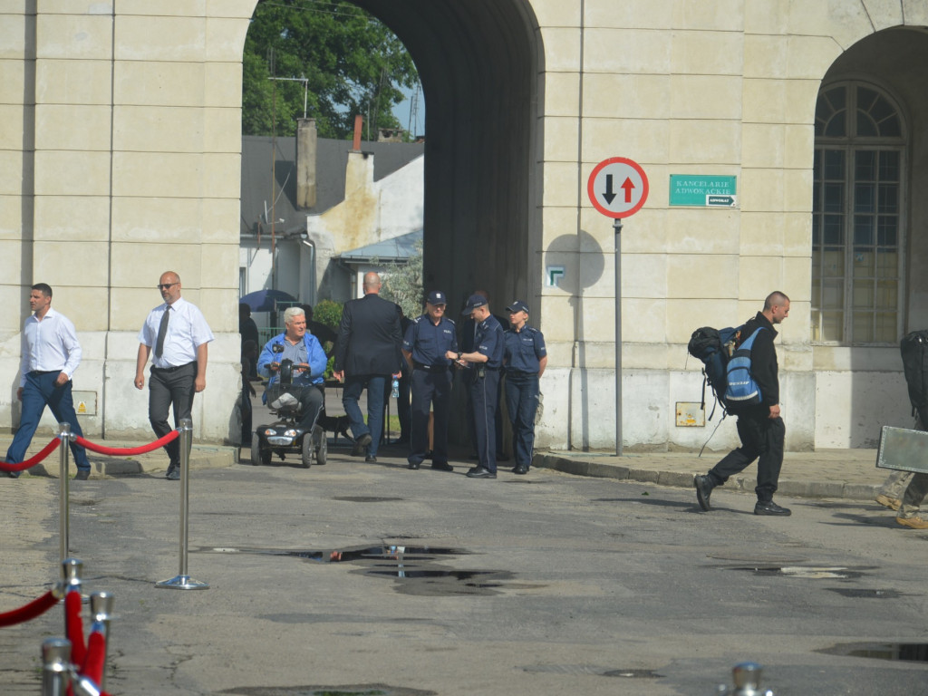 Radzyniacy oczekiwali i witali prezydenta RP na dziedzińcu pałacowym