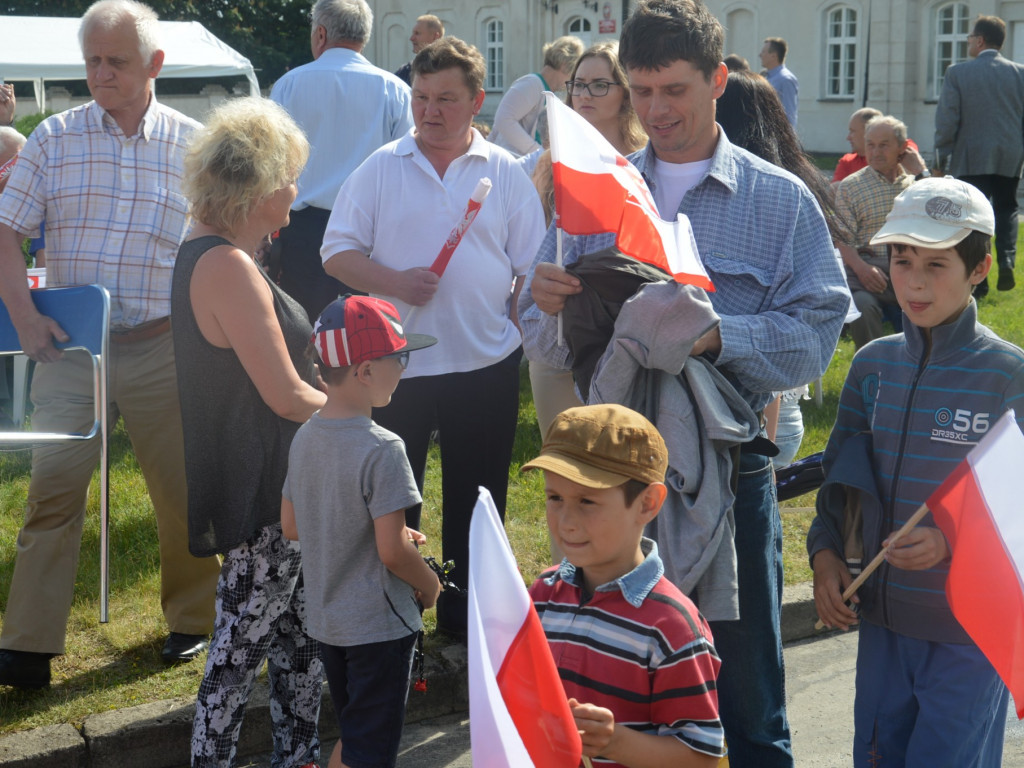 Radzyniacy oczekiwali i witali prezydenta RP na dziedzińcu pałacowym