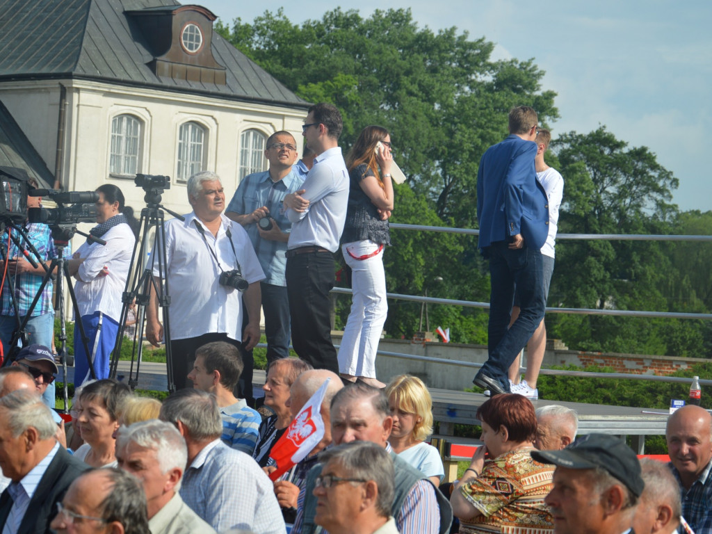 Radzyniacy oczekiwali i witali prezydenta RP na dziedzińcu pałacowym