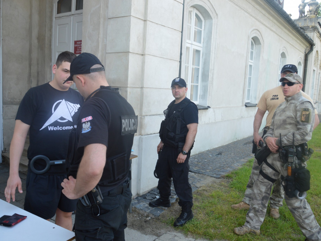 Radzyniacy oczekiwali i witali prezydenta RP na dziedzińcu pałacowym