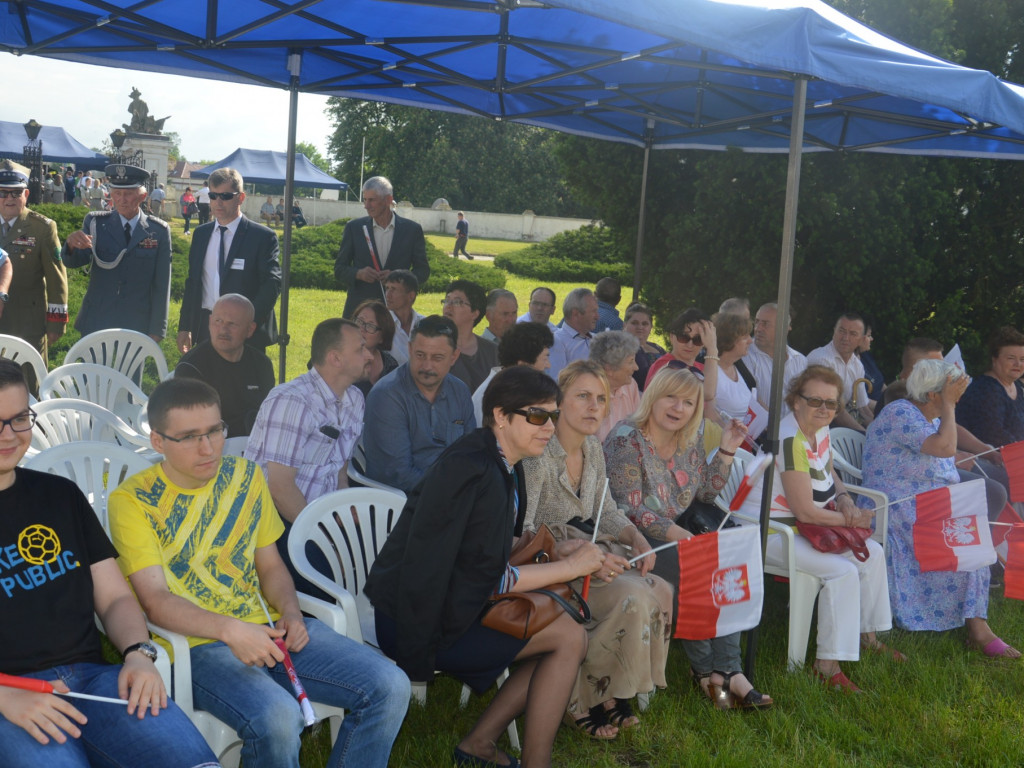 Radzyniacy oczekiwali i witali prezydenta RP na dziedzińcu pałacowym