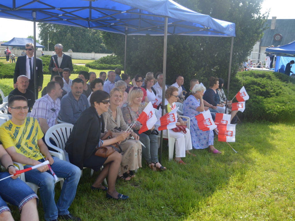 Radzyniacy oczekiwali i witali prezydenta RP na dziedzińcu pałacowym