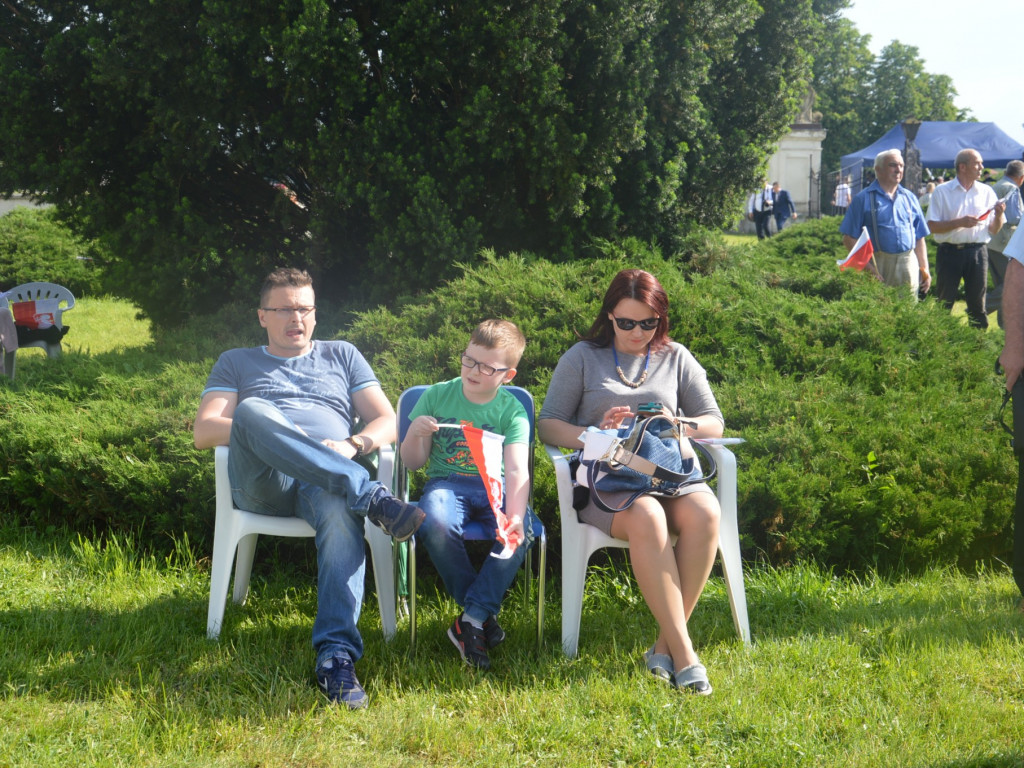 Radzyniacy oczekiwali i witali prezydenta RP na dziedzińcu pałacowym