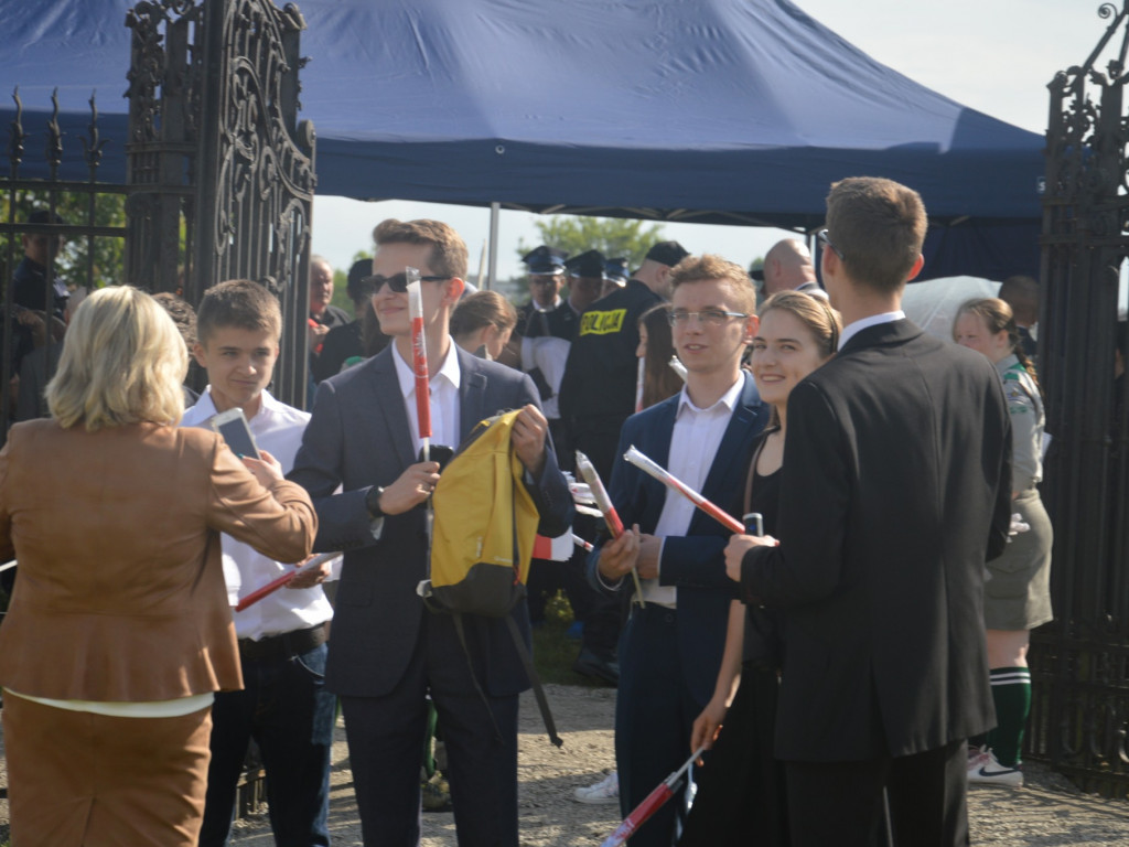 Radzyniacy oczekiwali i witali prezydenta RP na dziedzińcu pałacowym
