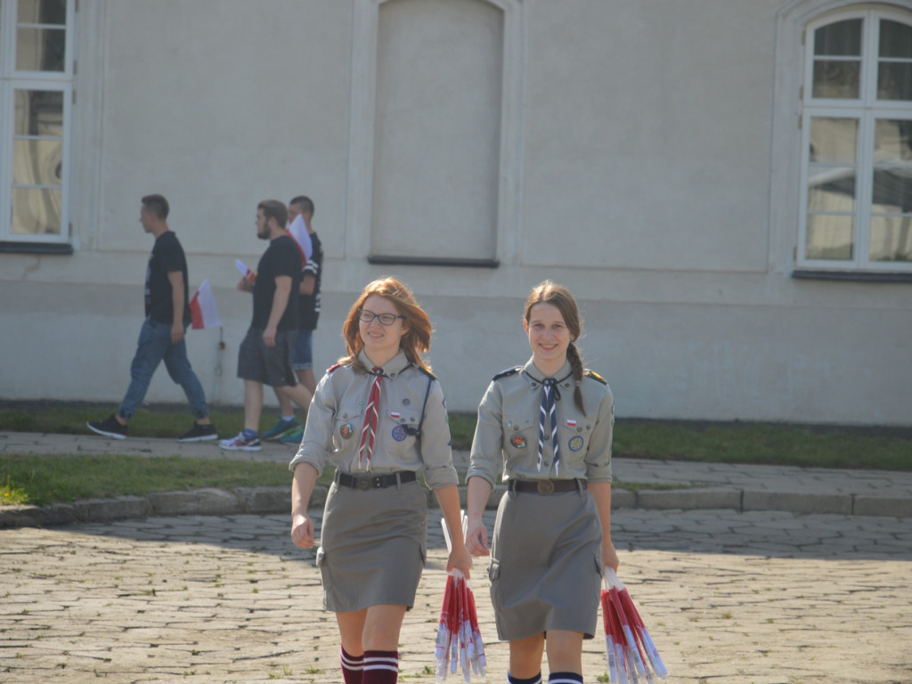Radzyniacy oczekiwali i witali prezydenta RP na dziedzińcu pałacowym