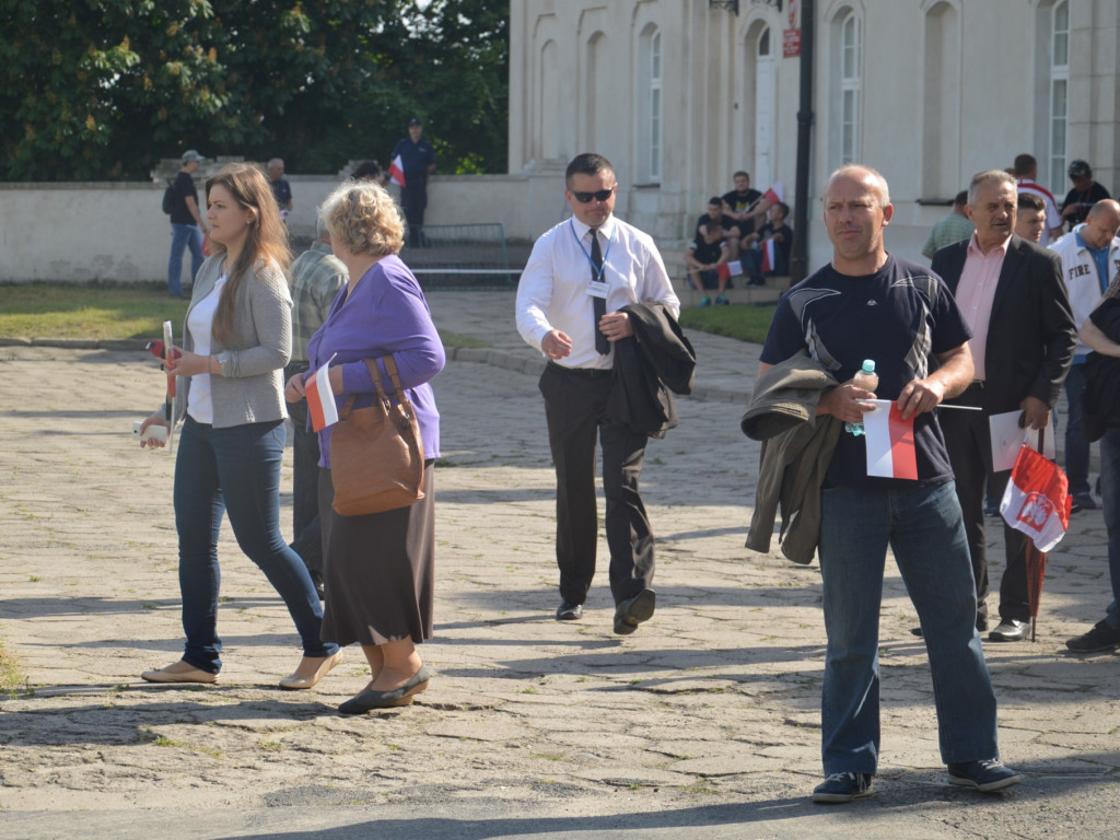 Radzyniacy oczekiwali i witali prezydenta RP na dziedzińcu pałacowym