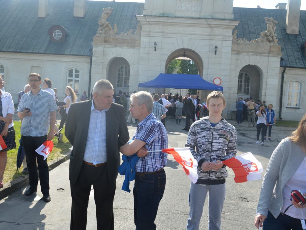 Radzyniacy oczekiwali i witali prezydenta RP na dziedzińcu pałacowym