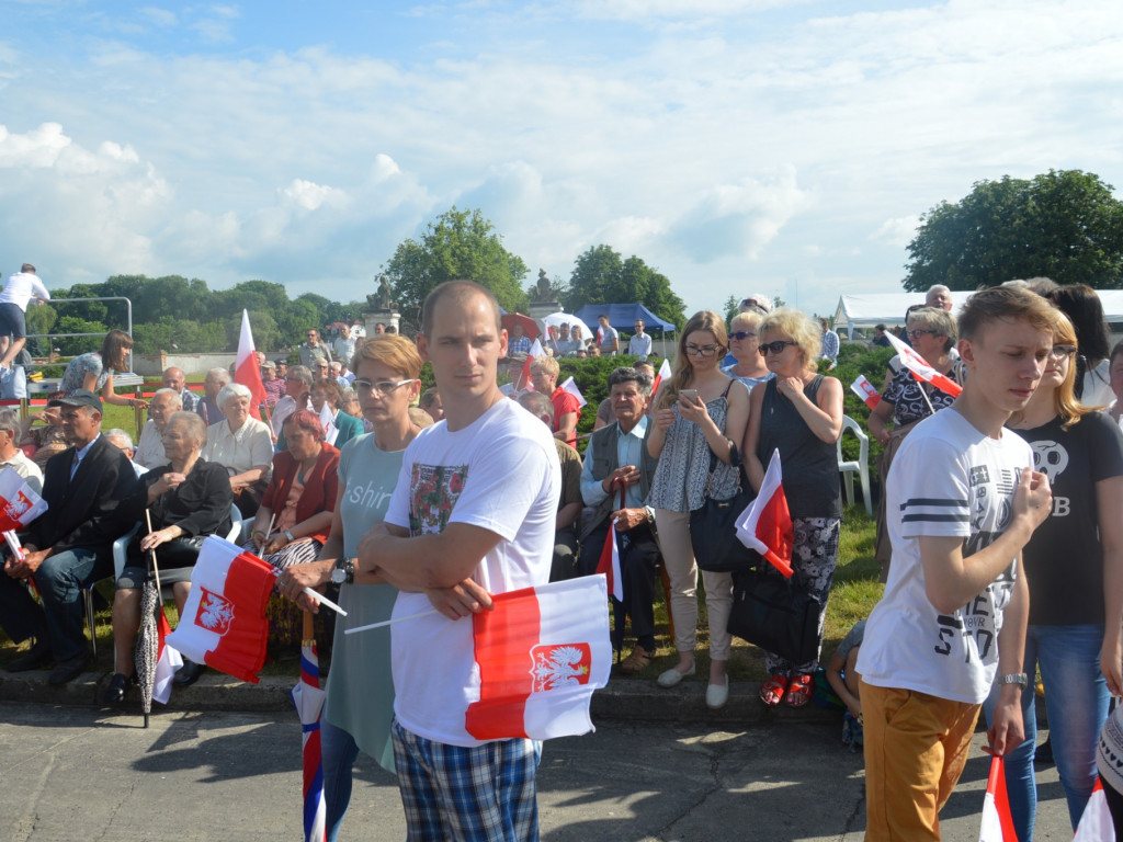 Radzyniacy oczekiwali i witali prezydenta RP na dziedzińcu pałacowym