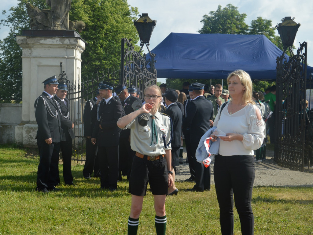Radzyniacy oczekiwali i witali prezydenta RP na dziedzińcu pałacowym