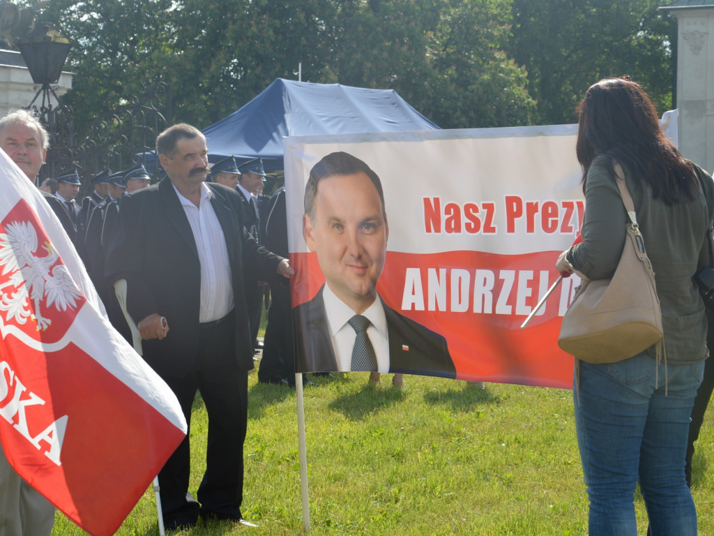Radzyniacy oczekiwali i witali prezydenta RP na dziedzińcu pałacowym