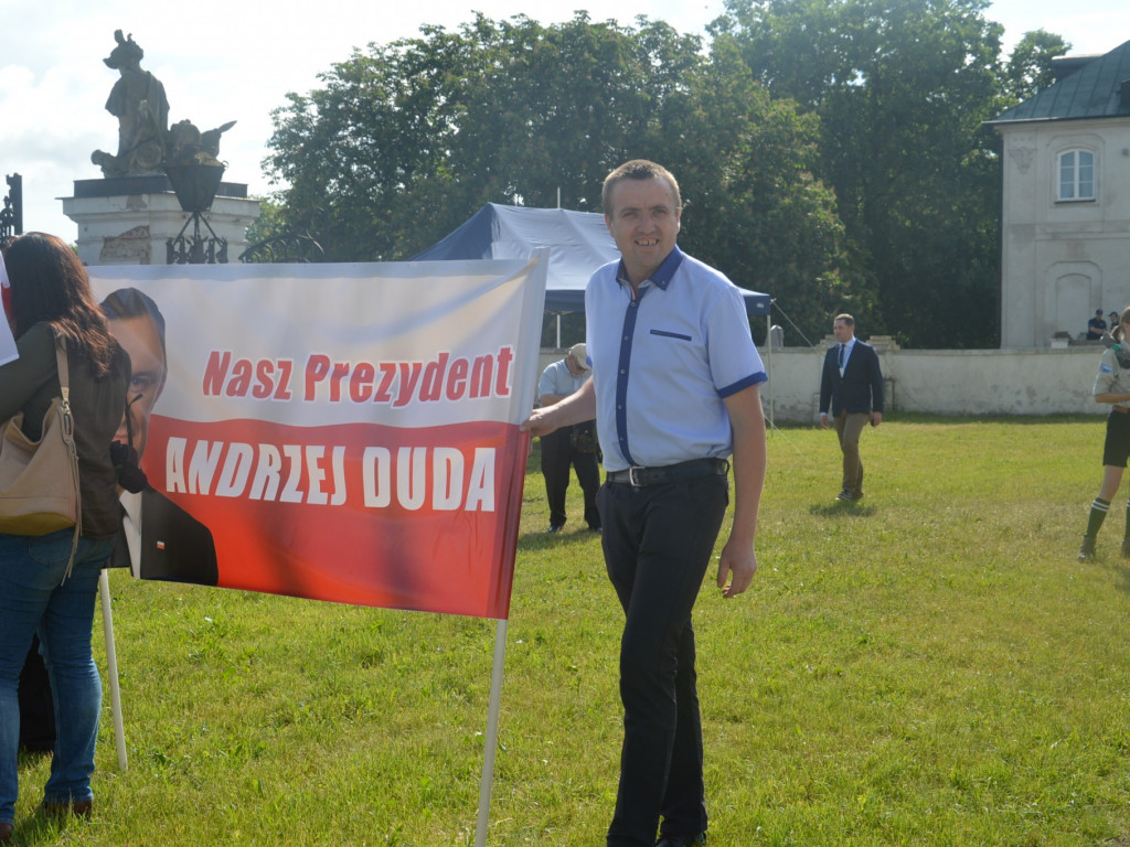 Radzyniacy oczekiwali i witali prezydenta RP na dziedzińcu pałacowym