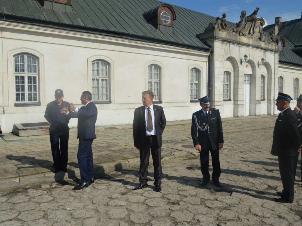 Radzyniacy oczekiwali i witali prezydenta RP na dziedzińcu pałacowym