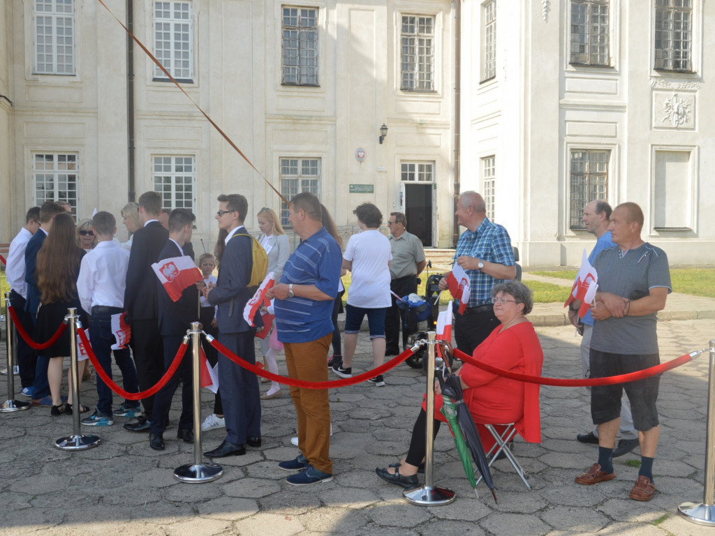 Radzyniacy oczekiwali i witali prezydenta RP na dziedzińcu pałacowym