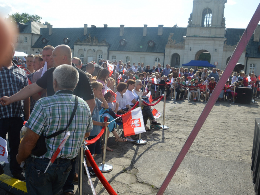 Radzyniacy oczekiwali i witali prezydenta RP na dziedzińcu pałacowym