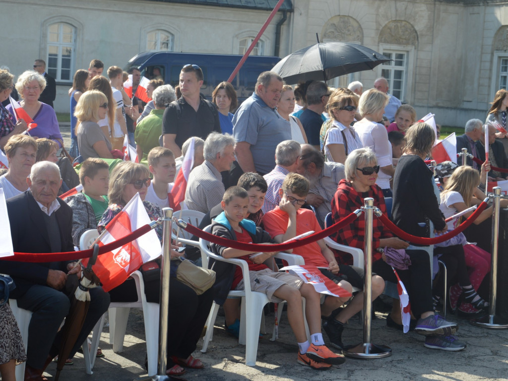 Radzyniacy oczekiwali i witali prezydenta RP na dziedzińcu pałacowym