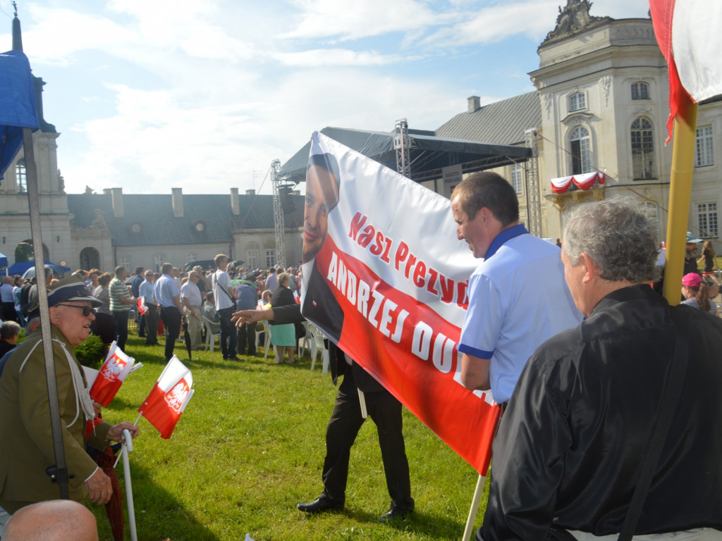 Radzyniacy oczekiwali i witali prezydenta RP na dziedzińcu pałacowym