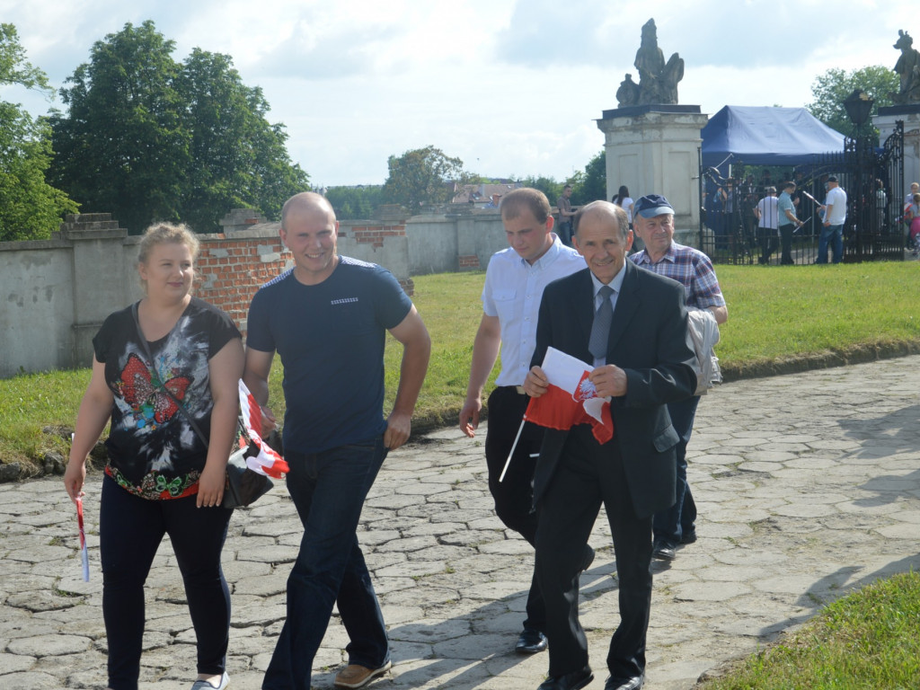 Radzyniacy oczekiwali i witali prezydenta RP na dziedzińcu pałacowym