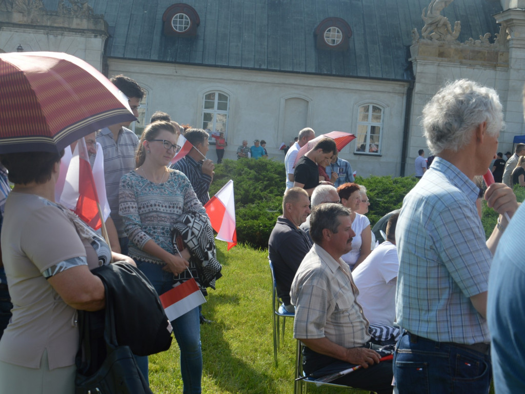 Radzyniacy oczekiwali i witali prezydenta RP na dziedzińcu pałacowym