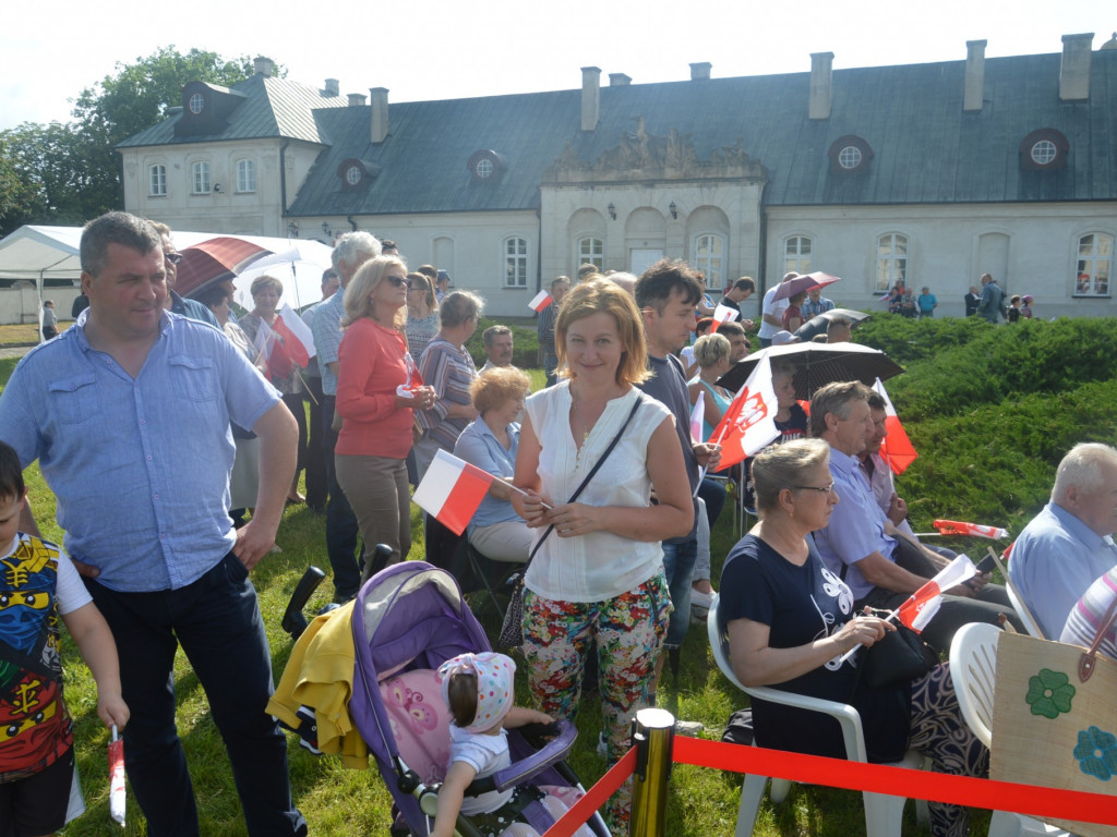 Radzyniacy oczekiwali i witali prezydenta RP na dziedzińcu pałacowym