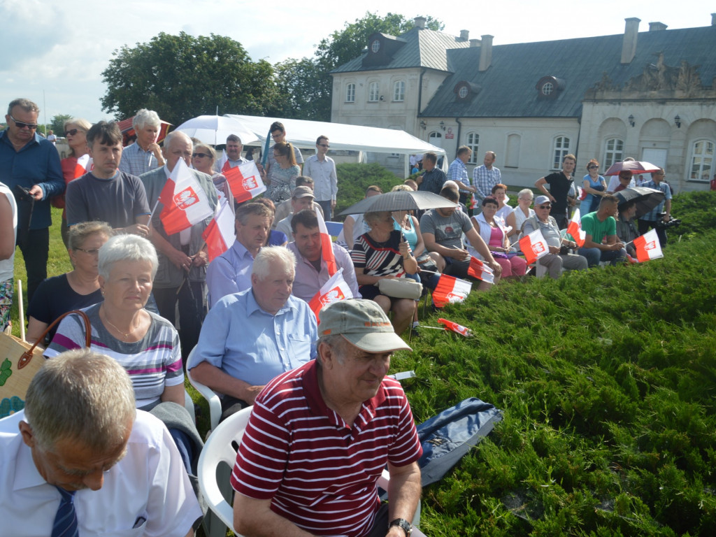Radzyniacy oczekiwali i witali prezydenta RP na dziedzińcu pałacowym