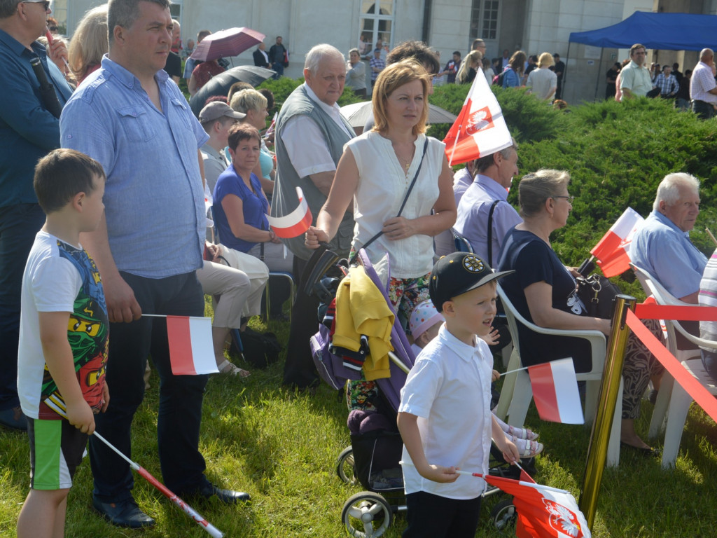 Radzyniacy oczekiwali i witali prezydenta RP na dziedzińcu pałacowym