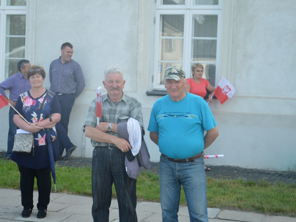 Radzyniacy oczekiwali i witali prezydenta RP na dziedzińcu pałacowym