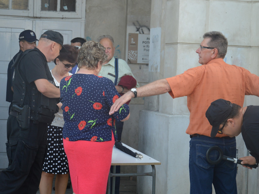 Radzyniacy oczekiwali i witali prezydenta RP na dziedzińcu pałacowym