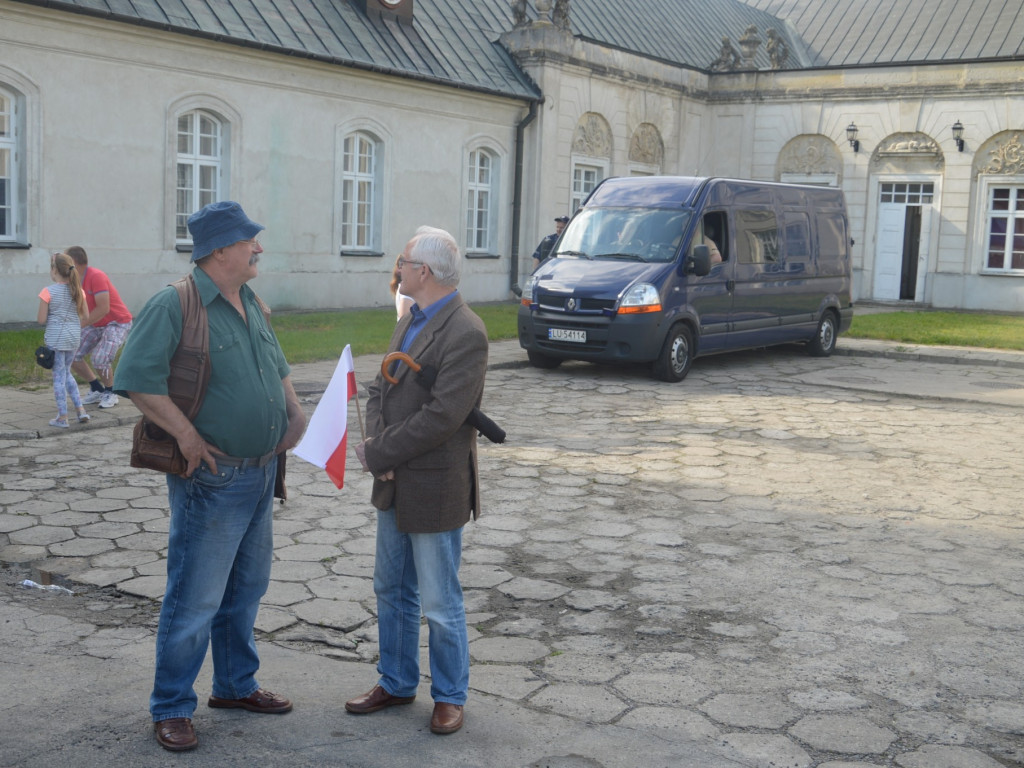 Radzyniacy oczekiwali i witali prezydenta RP na dziedzińcu pałacowym