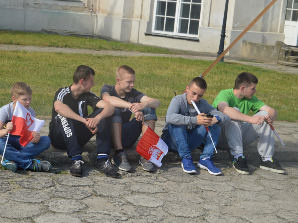 Radzyniacy oczekiwali i witali prezydenta RP na dziedzińcu pałacowym