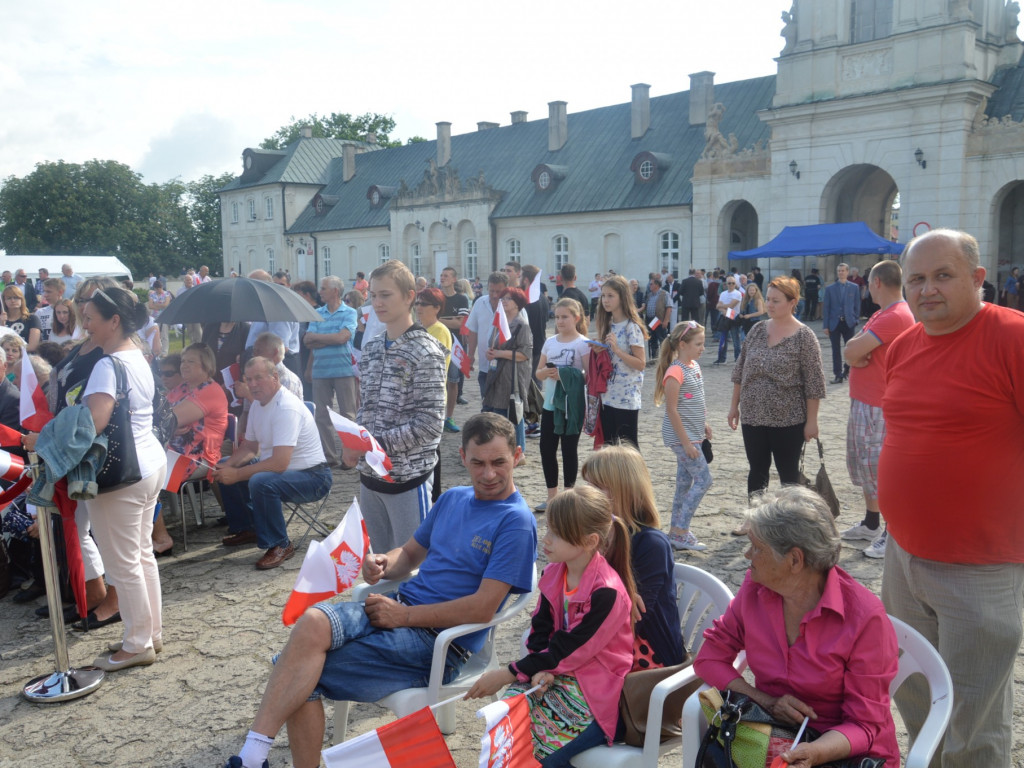 Radzyniacy oczekiwali i witali prezydenta RP na dziedzińcu pałacowym