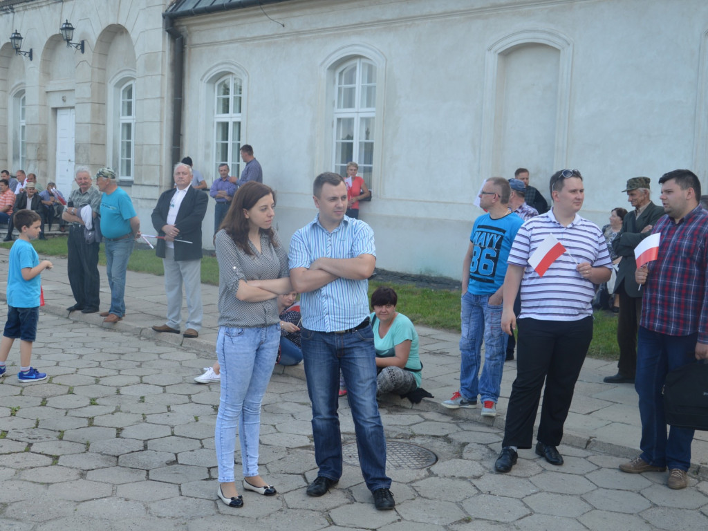 Radzyniacy oczekiwali i witali prezydenta RP na dziedzińcu pałacowym