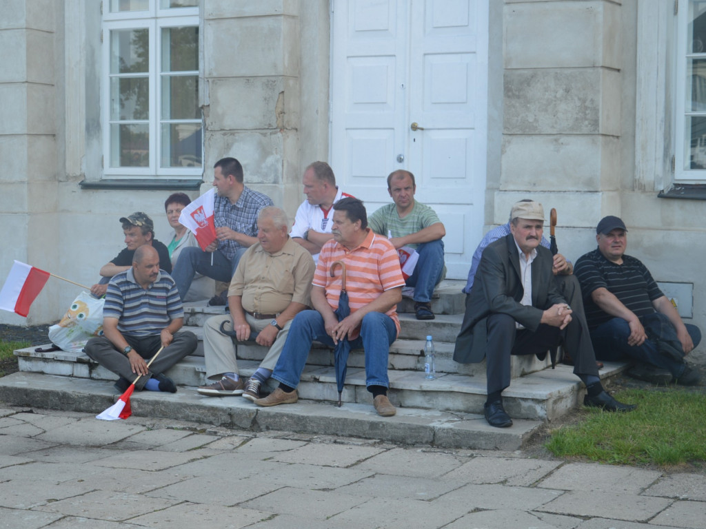 Radzyniacy oczekiwali i witali prezydenta RP na dziedzińcu pałacowym