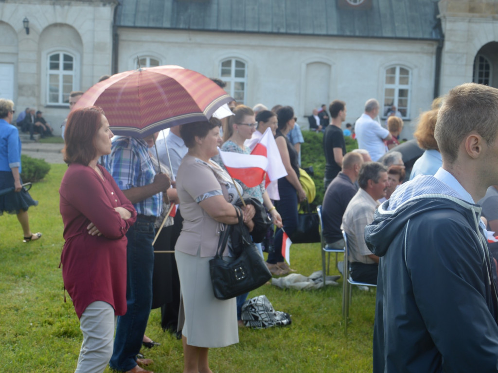 Radzyniacy oczekiwali i witali prezydenta RP na dziedzińcu pałacowym