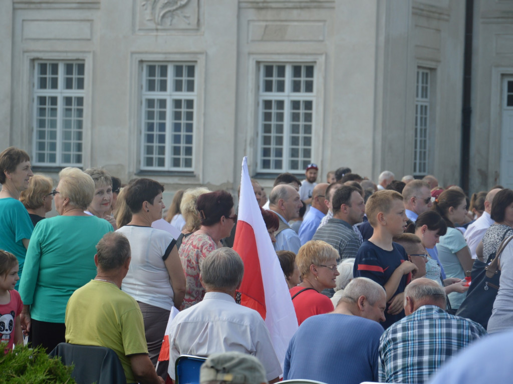 Radzyniacy oczekiwali i witali prezydenta RP na dziedzińcu pałacowym