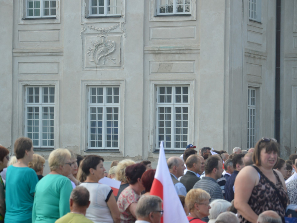 Radzyniacy oczekiwali i witali prezydenta RP na dziedzińcu pałacowym