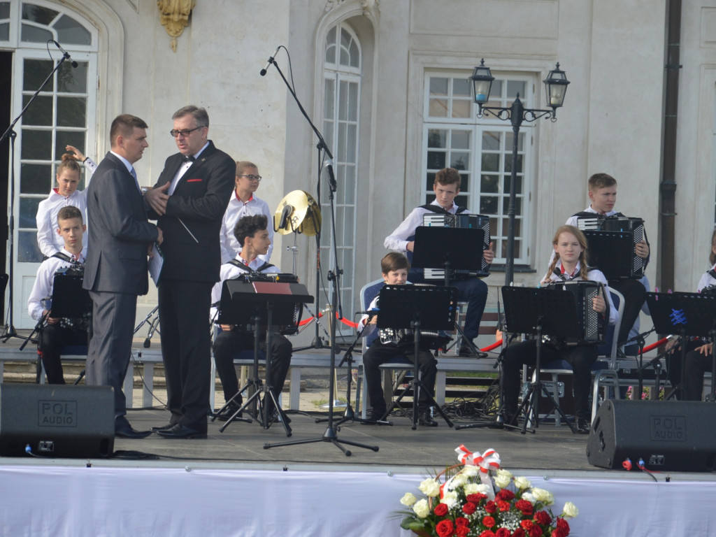 Radzyniacy oczekiwali i witali prezydenta RP na dziedzińcu pałacowym