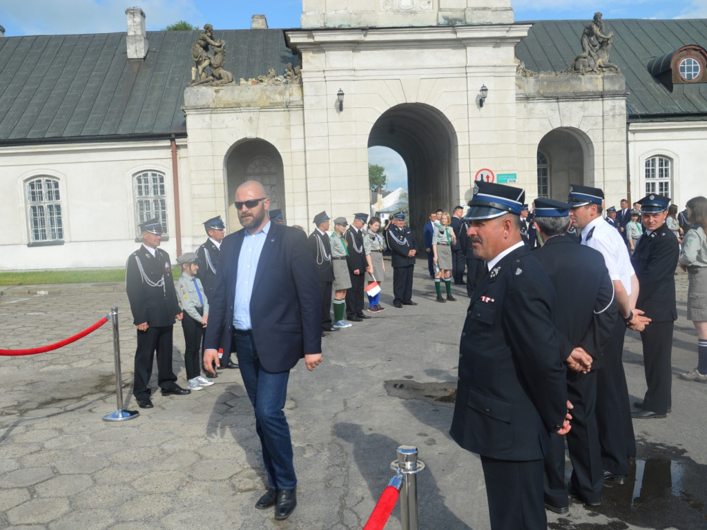 Radzyniacy oczekiwali i witali prezydenta RP na dziedzińcu pałacowym