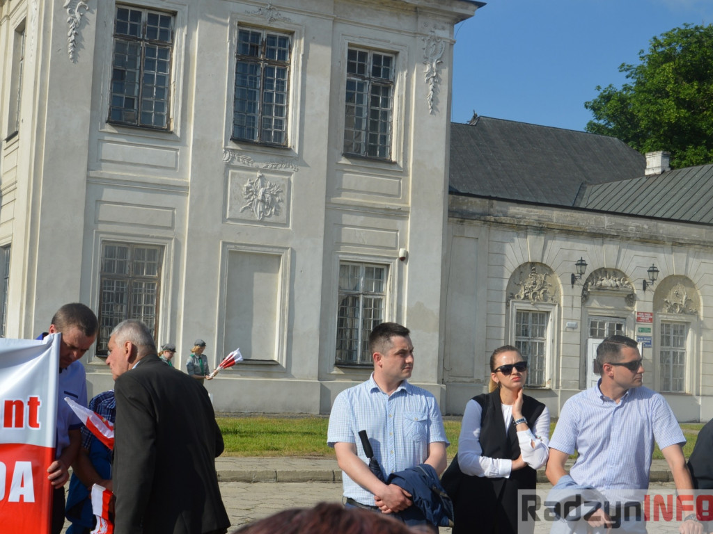 Radzyniacy oczekiwali i witali prezydenta RP na dziedzińcu pałacowym