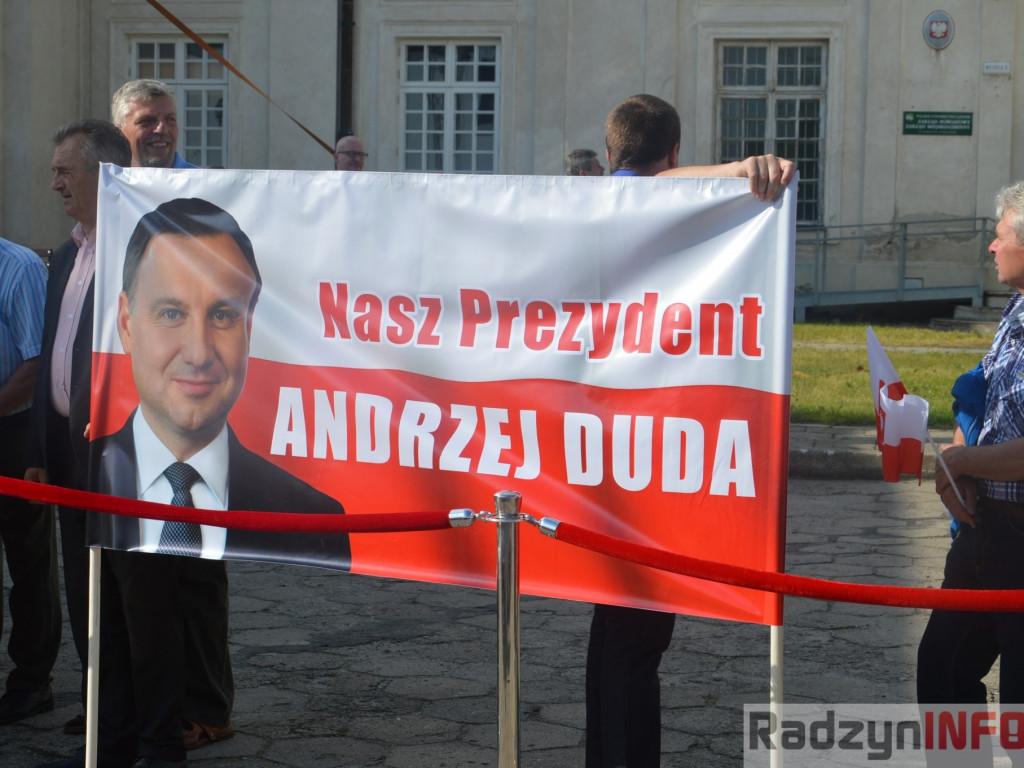 Radzyniacy oczekiwali i witali prezydenta RP na dziedzińcu pałacowym