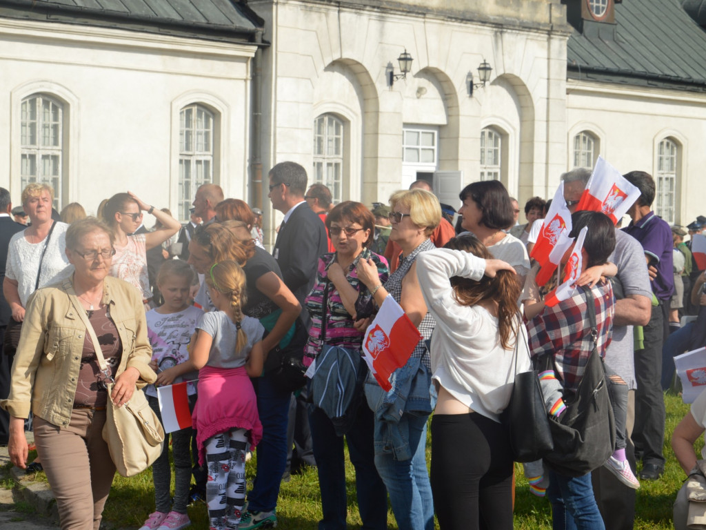 Radzyniacy oczekiwali i witali prezydenta RP na dziedzińcu pałacowym
