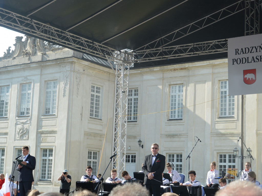 Radzyniacy oczekiwali i witali prezydenta RP na dziedzińcu pałacowym