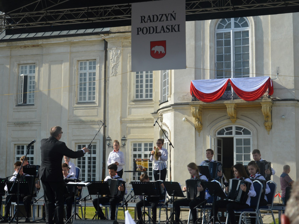 Radzyniacy oczekiwali i witali prezydenta RP na dziedzińcu pałacowym
