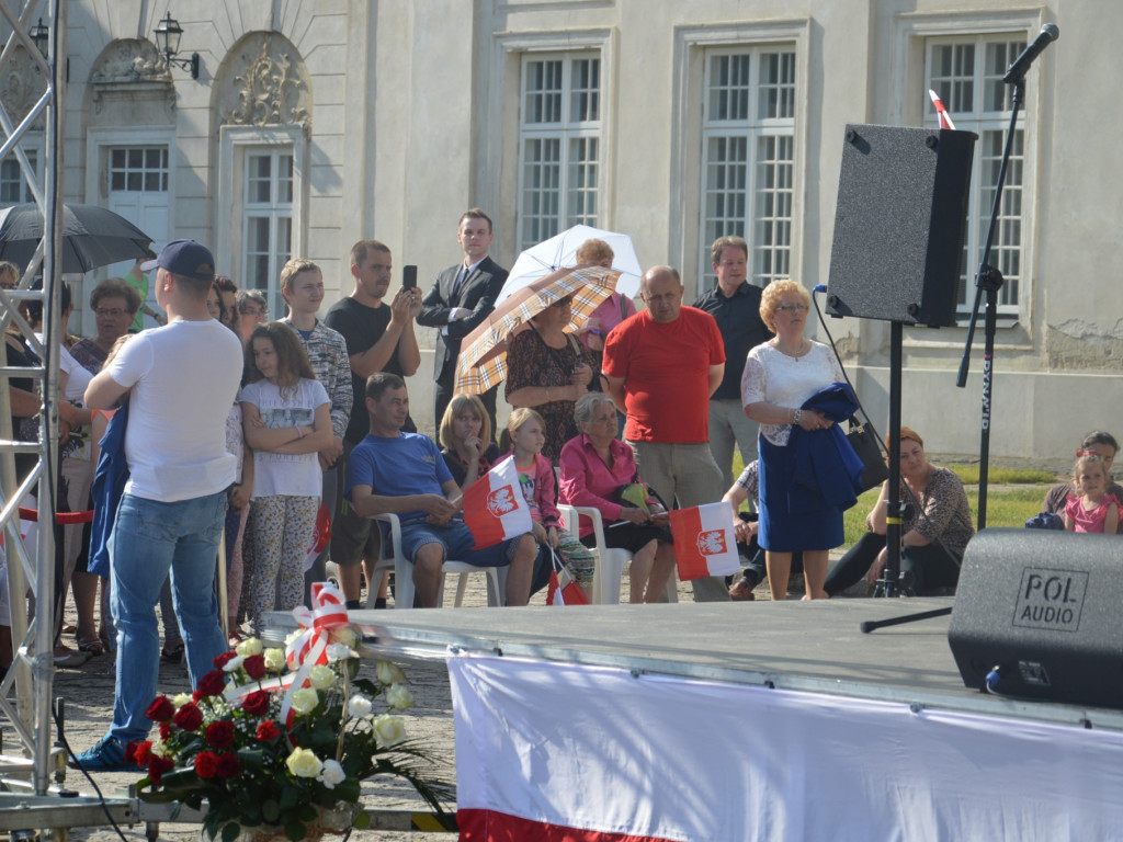 Radzyniacy oczekiwali i witali prezydenta RP na dziedzińcu pałacowym